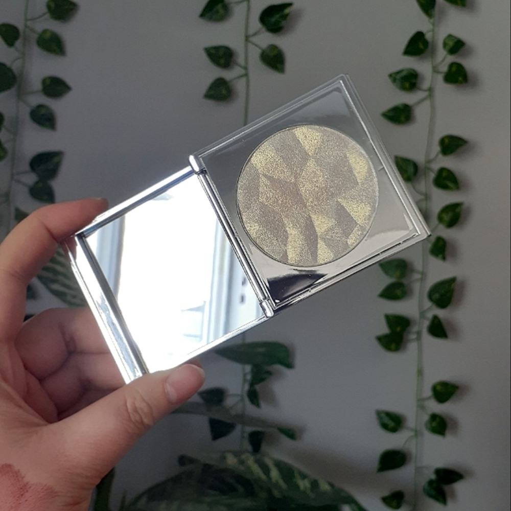 Kara Beauty Pressed Diamond Highlighter in Diamond Light